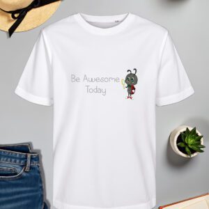 Bijela majica s natpisom "Be Awesome Today" u sivom fontu, popraćena ilustracijom simpatičnog crnog kukca s crvenim bubamarastim krilima, koji drži povećalo. Majica je položena na ravnu površinu uz slameni šešir s crnom vrpcom, svijeću, zelenu biljku u tegli, otvorenu knjigu i traperice.