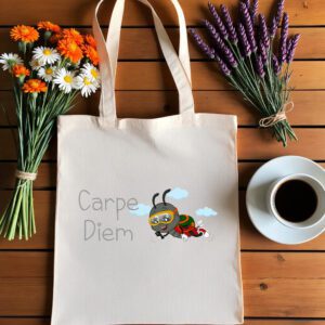 Platnena vrećica s natpisom *"Carpe Diem"*, ilustracijom simpatične bubamare s ronilačkom maskom i ruksakom, koja veselo leti među oblacima. Vrećica je položena na drveni stol, okružena buketima tratinčica, narančastih cvjetova i lavande, uz šalicu crne kave na bijelom tanjuriću.