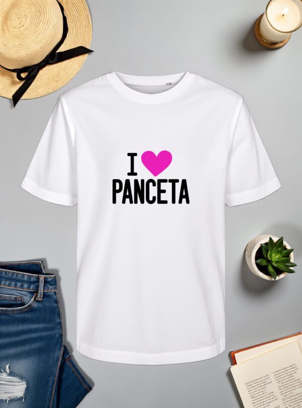 Bijela majica s natpisom I love PANCETA u crnom i ružičastom tisku, prikazana na ravnoj podlozi uz modni dodatak i dekorativne elemente.