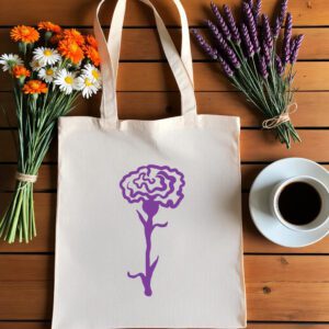 Platnena torba prirodne bež boje s ljubičastim umjetničkim prikazom karanfila. Ekološki prihvatljiva, moderna i praktična za svakodnevnu upotrebu. Idealna za kupovinu, posao ili šetnju.