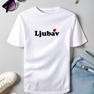 Bijela majica s crnim natpisom 'Ljubav' i crvenom bubamarom, položena uz sunčane naočale, bijele tenisice i svijetle traperice.