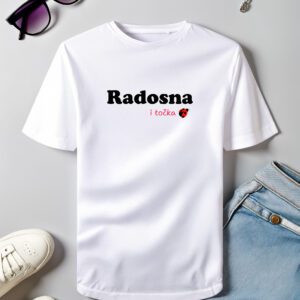 Bijela majica s natpisom 'Radosna. I točka.' u crno-crvenoj kombinaciji i bubamarom, uz modne dodatke – sunčane naočale, tenisice i traperice.